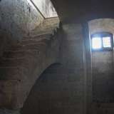 Una scalinata in pietra ci porta poi al piano superiore...